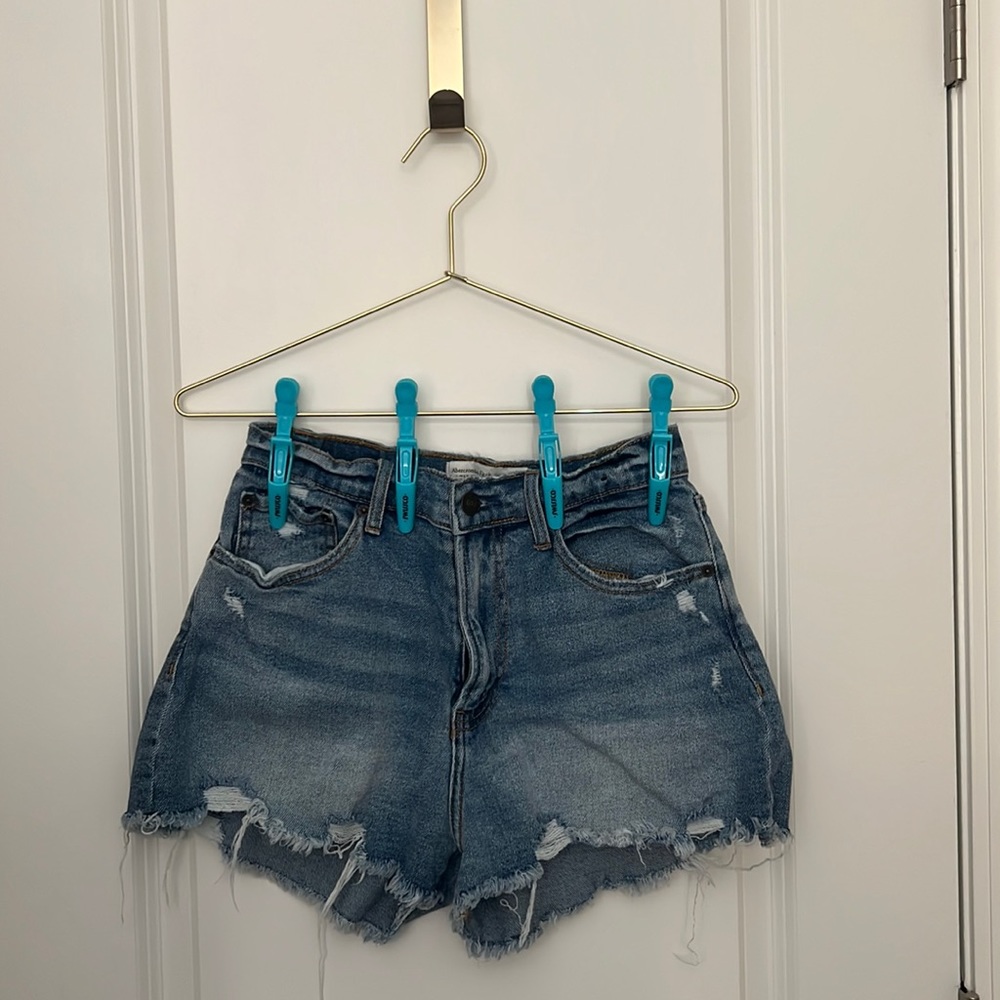 Abercrombie- Women’s High Rise Short (size 4) Medium Wash